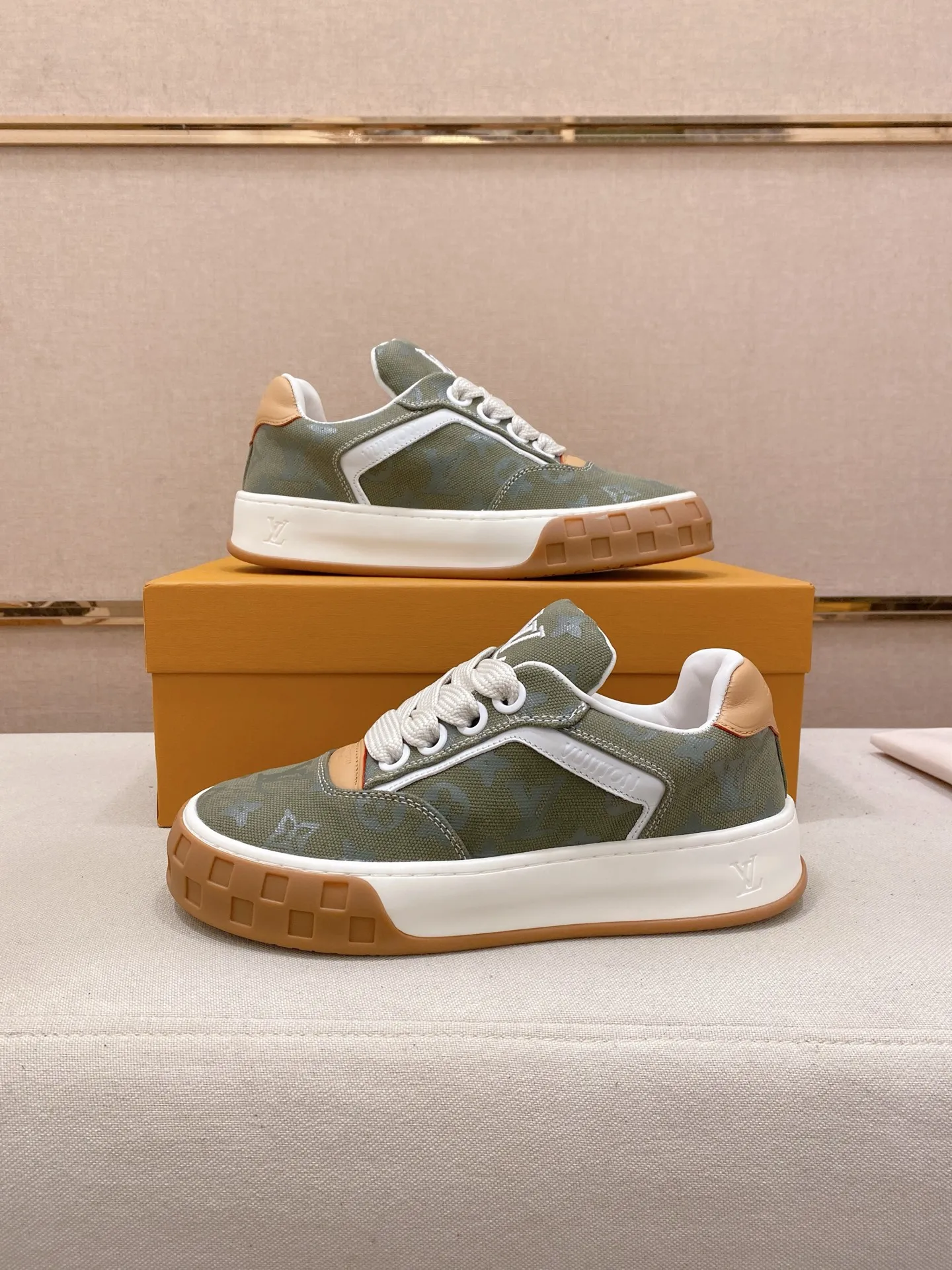 Factory price: 480💰 LV 🫏The colorful interpretation of BUTTERSOFT sneakers combines sheepskin, The colorful interpretation of LV BUTTERSOFT sneakers combines sheepskin and calfskin for a super soft feel. Designed by Pharrell Williams, this '60s-inspired shoe features a padded upper that's been crafted by Louis Vuitton craftsmen to further enhance the comfort of the leather. In addition to the LV initials, it features multiple signatures, including natural leather trim and an embossed pattern of Pharrell Williams and lobster on the side, referencing the Fall/Winter 2025 men’s show. A must-have artifact for fashionistas✅ Code number 38-44
